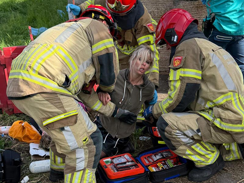 Anita houdt een ambulance aan